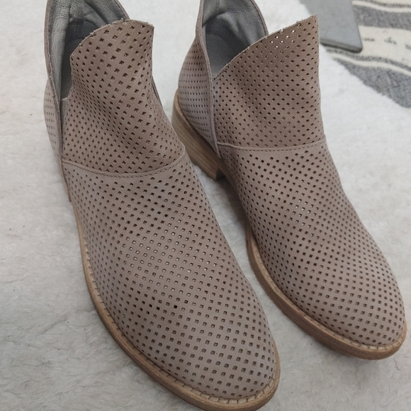 EILEEN Fisher Perforated Leather Ankle Boots 6 - Picture 4 of 15